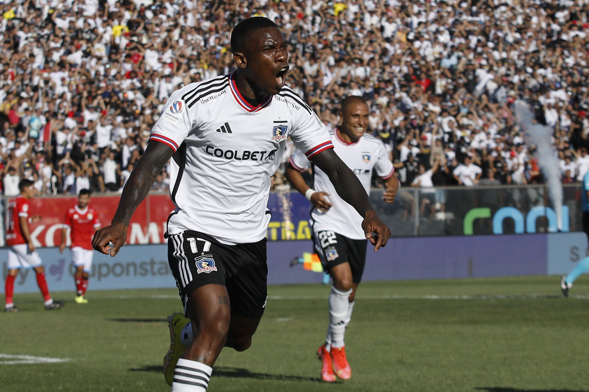 Fabián Castillo celebrando su segundo gol con la camiseta de Colo-Colo en el partido frente a Magallanes en el Estadio Monumental.