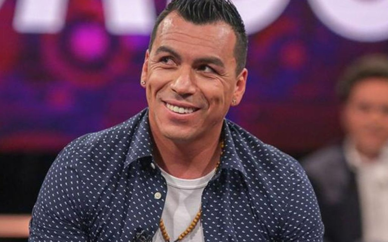 Esteban Paredes sonriente durante un programa de televisión.