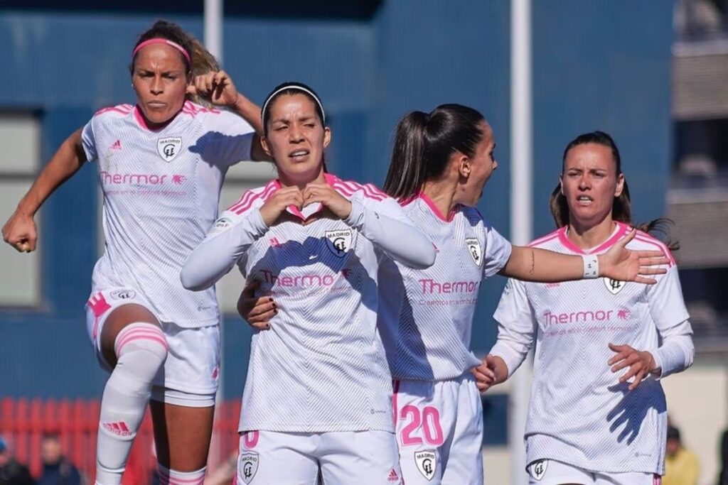 Karen Araya festejando su gol haciendo un corazón con las manos