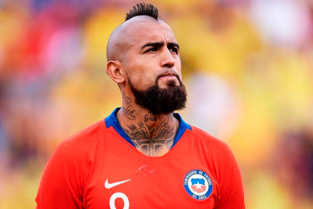 Arturo Vidal con barba mientras usa la camiseta roja de Chile