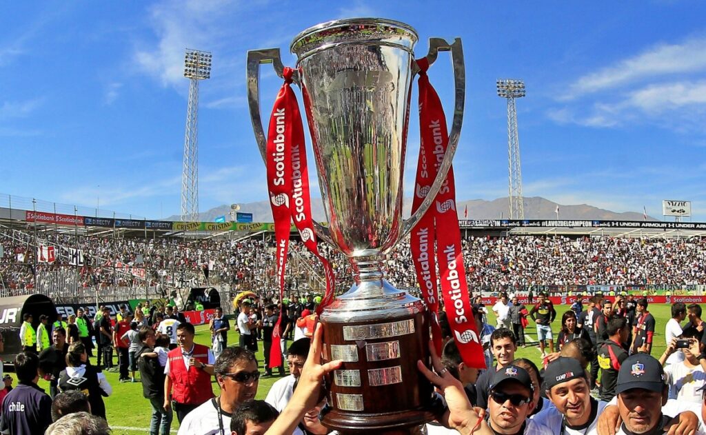Trofeo Huemul de Plata levantado por equipo campeón de la Primera División del fútbol chileno.