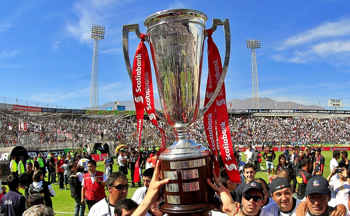 Trofeo Huemul de Plata levantado por equipo campeón de la Primera División del fútbol chileno.