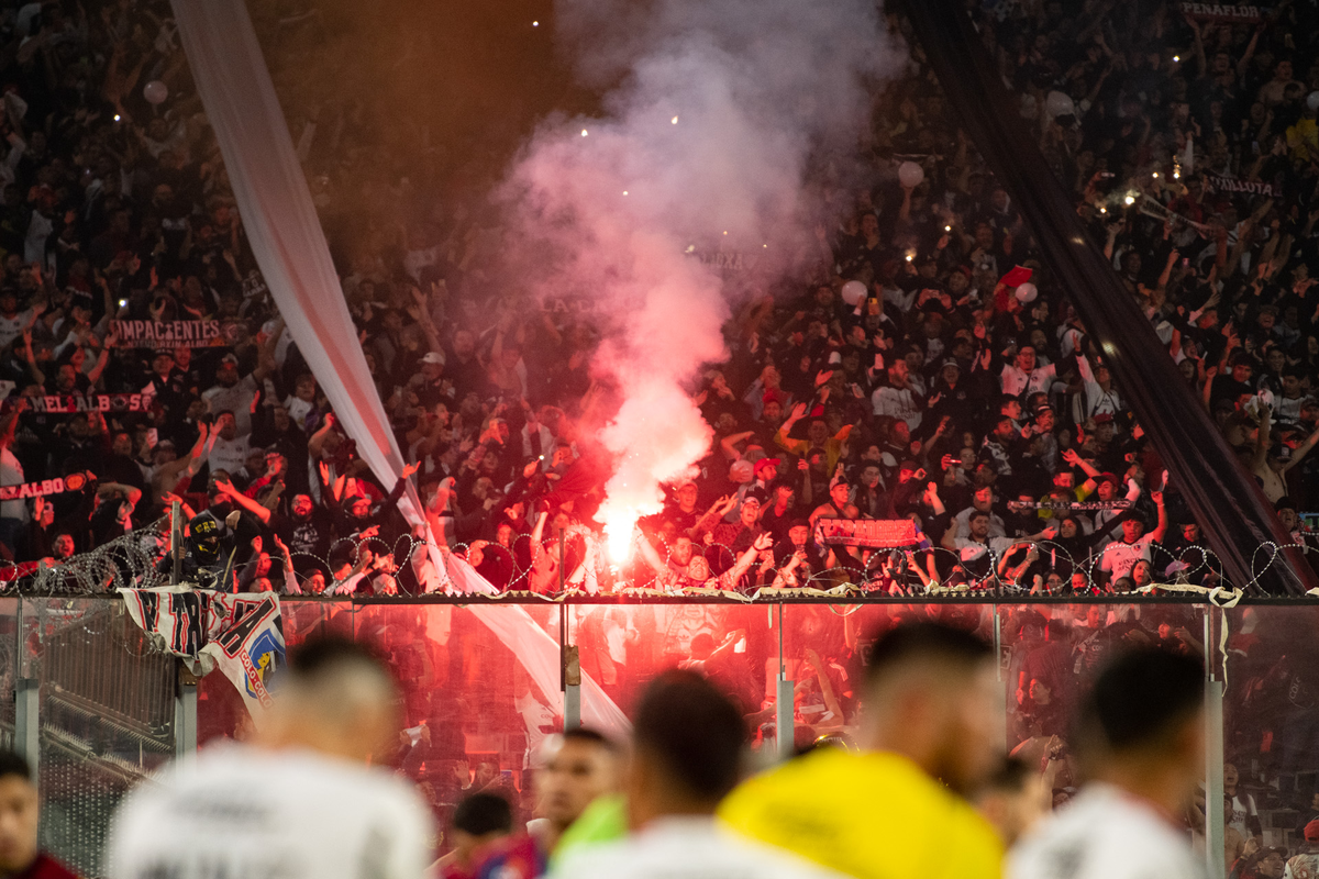 Garra Blanca encendiendo bengalas en el partido frente a Monagas en el Estadio Monumental.