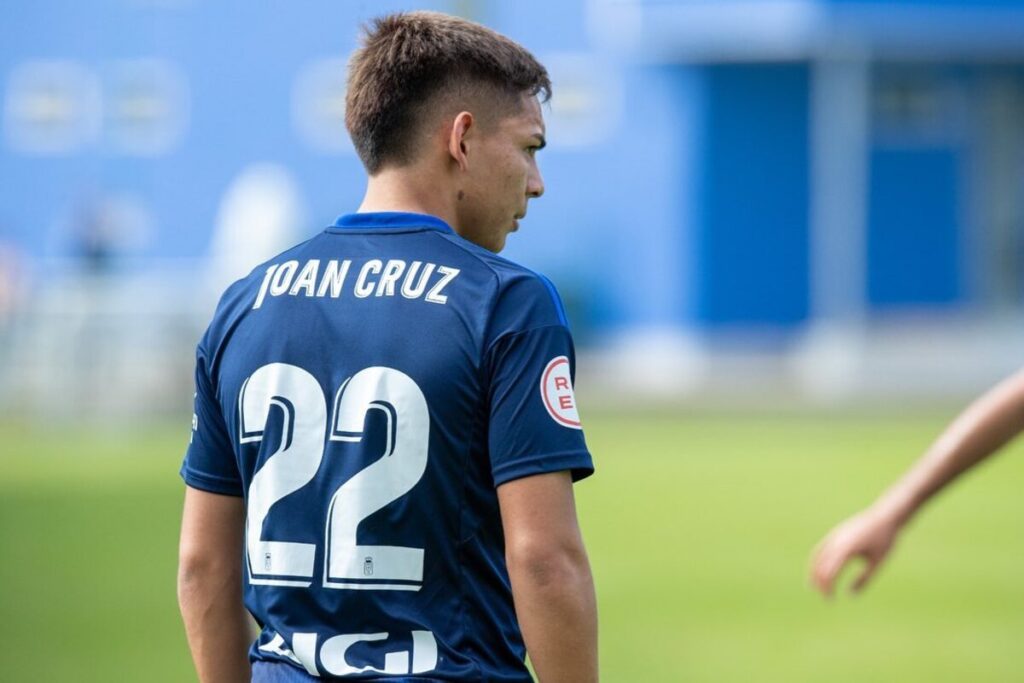 Joan Cruz con la camiseta 22 del Real Oviedo Vetusta.