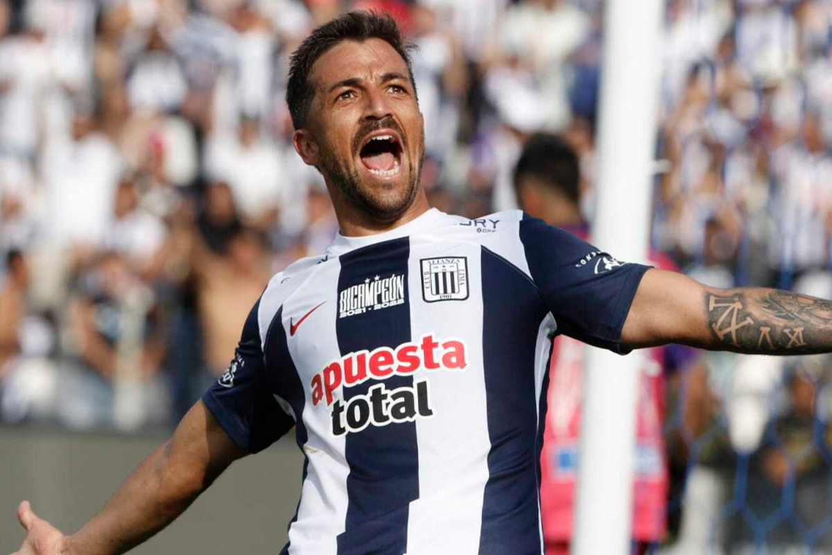 Gabriel Costa festejando un gol con Alianza Lima