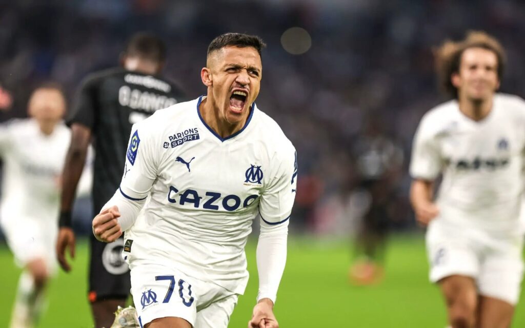 Alexis Sánchez celebrando un gol con la camiseta del Olympique de Marsella.