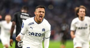 Alexis Sánchez celebrando un gol con la camiseta del Olympique de Marsella.