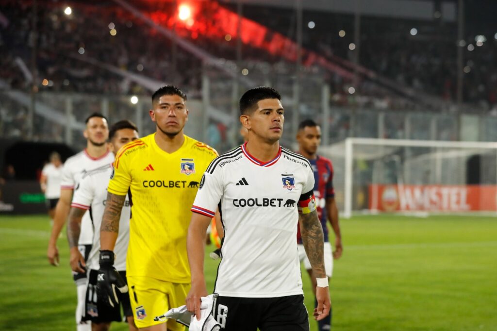 Jugadores de Colo-Colo caminando en la cancha