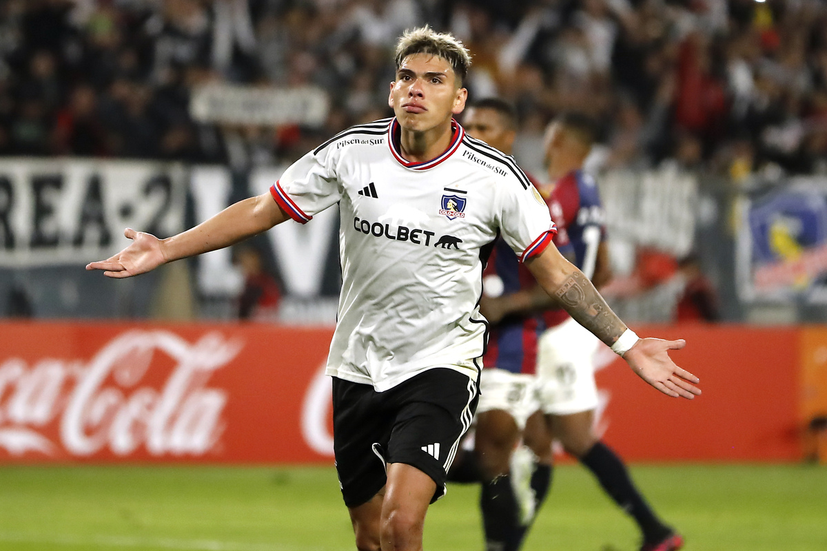 Carlos Palacios celebrando un gol.