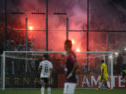 Garra Blanca prendiendo bengalas en el partido ante Monagas.