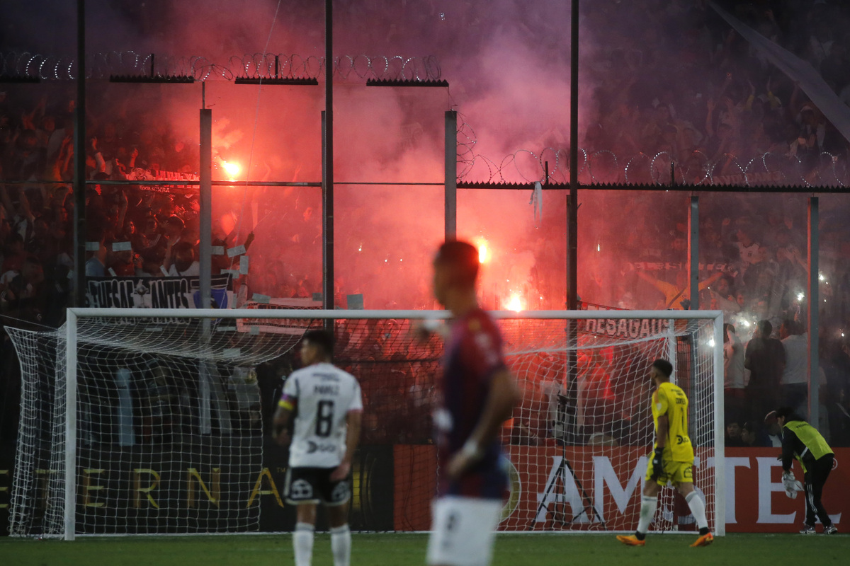 Garra Blanca prendiendo bengalas en el partido ante Monagas.