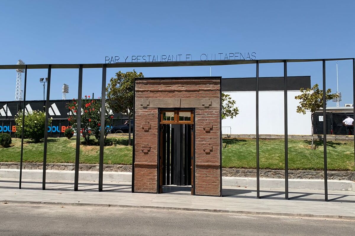Fachada del Bar Quitapenas en el Estadio Monumental.