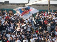 Hinchas de Colo-Colo en el sector Arica del Estadio Monumental.