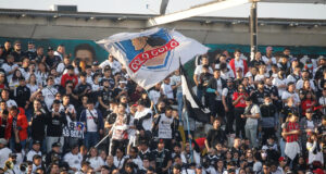 Hinchas de Colo-Colo en el sector Arica del Estadio Monumental.