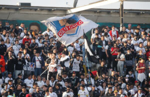 Hinchas de Colo-Colo en el sector Arica del Estadio Monumental.