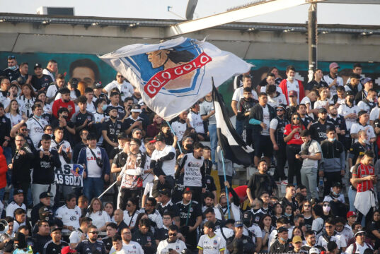 Hinchas de Colo-Colo en el sector Arica del Estadio Monumental.