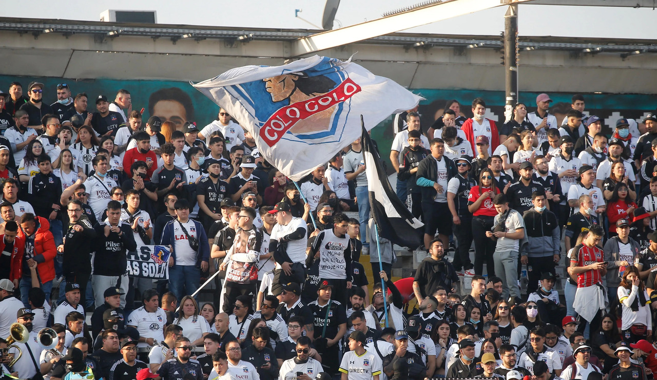 Hinchas de Colo-Colo en el sector Arica del Estadio Monumental.