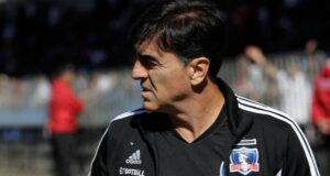 Gustavo Quinteros dirigiendo en cancha a Colo Colo