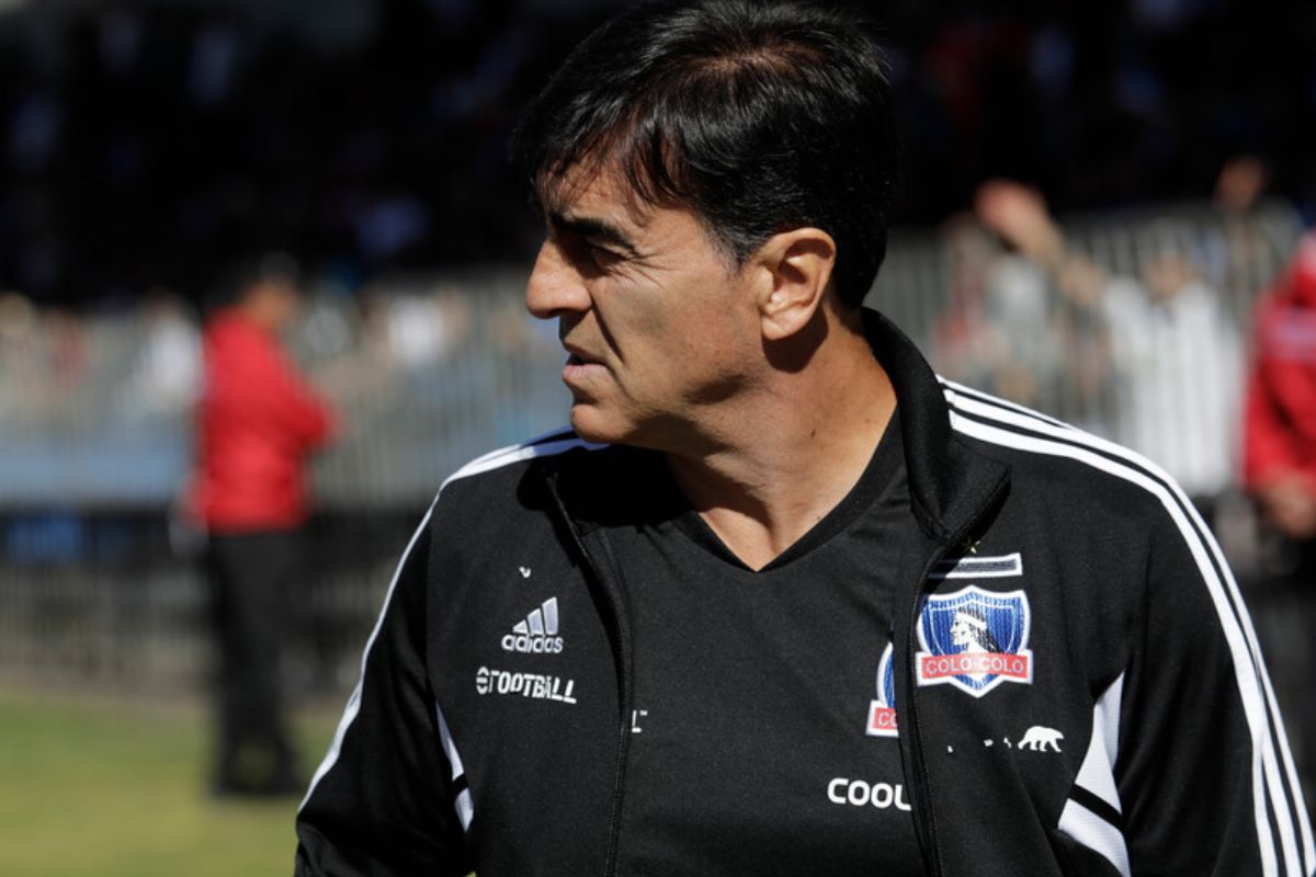 Gustavo Quinteros dirigiendo en cancha a Colo Colo