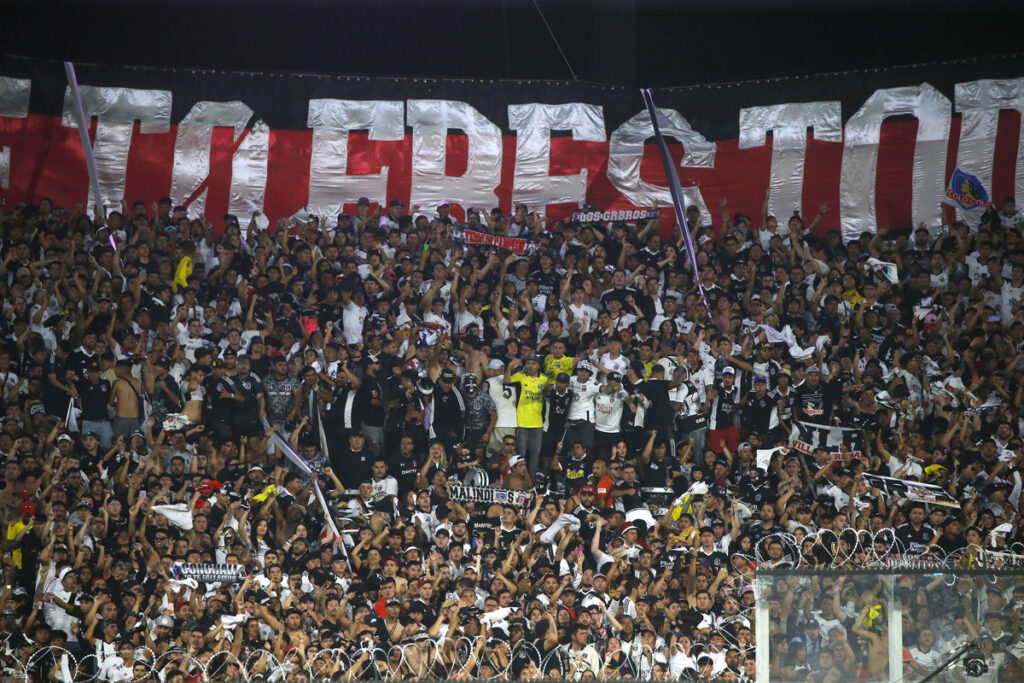 Hinchas de Colo-Colo en la galería Arica del Estadio Monumental.