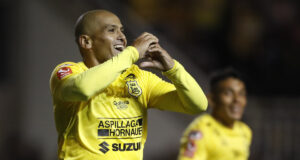 Humberto Suazo celebrando un gol por San Luis de Quillota.