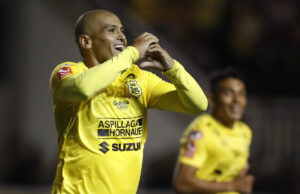 Humberto Suazo celebrando un gol por San Luis de Quillota.