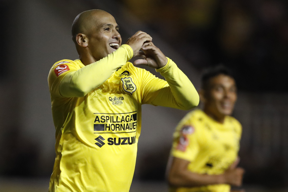 Humberto Suazo celebrando un gol por San Luis de Quillota.