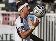 Primer plano de Pailita con la camiseta de Colo Colo en la despedida de Esteban Paredes