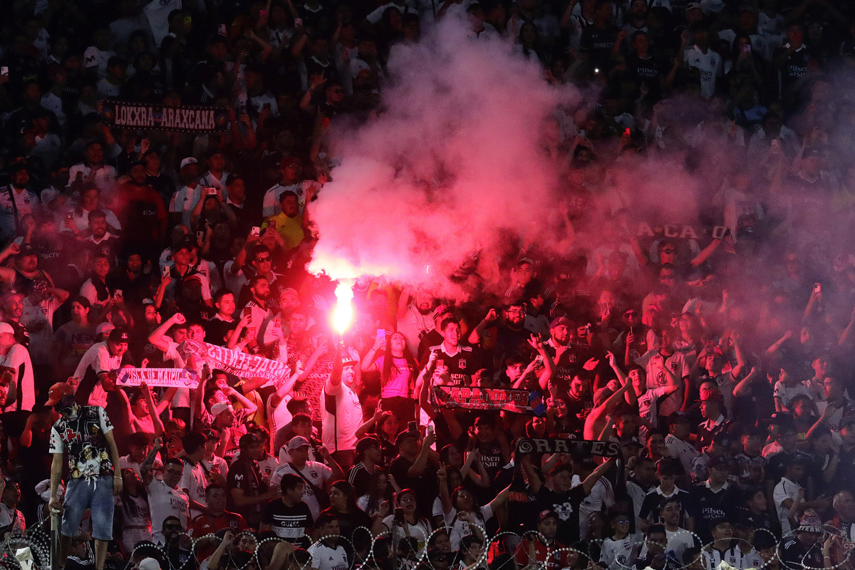 Garra Blanca encendiendo bengalas en el partido frente a Monagas en el Estadio Monumental.