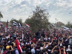 Hinchas de Colo-Colo se agolpan a la salida del Estadio Monumental en una nueva versión del Arengazo durante la temporada 2023.