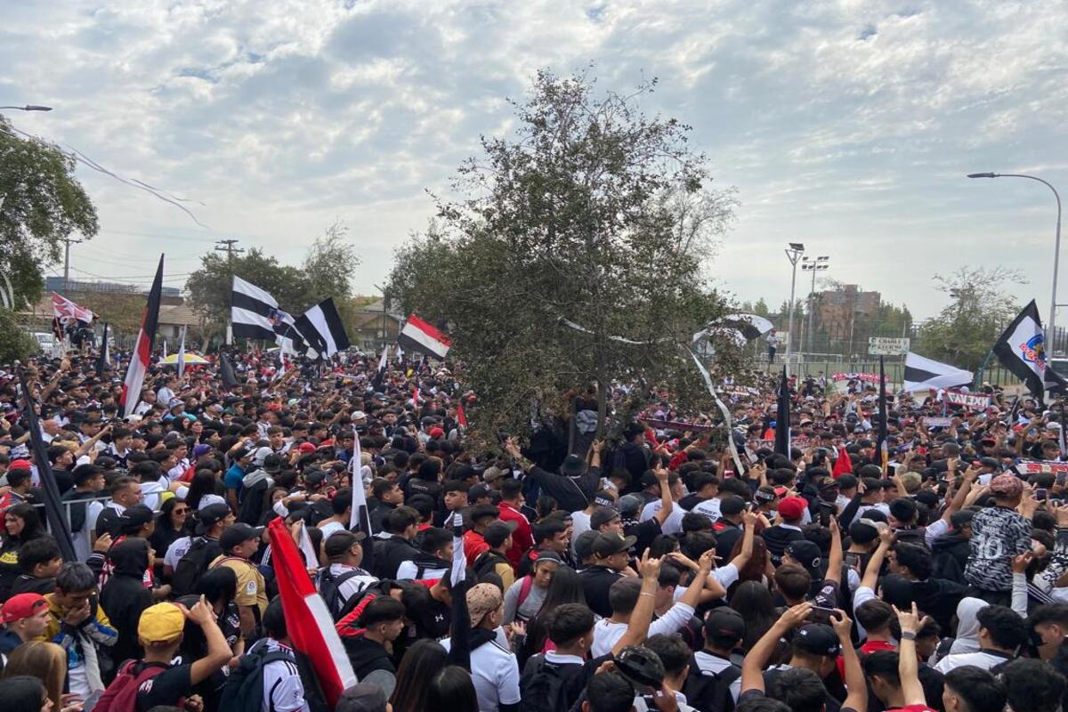 Hinchas de Colo-Colo se agolpan a la salida del Estadio Monumental en una nueva versión del Arengazo durante la temporada 2023.