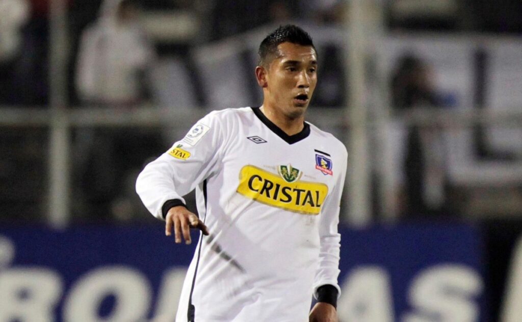 Sebastián Toro con la camiseta de Colo-Colo en 2011.