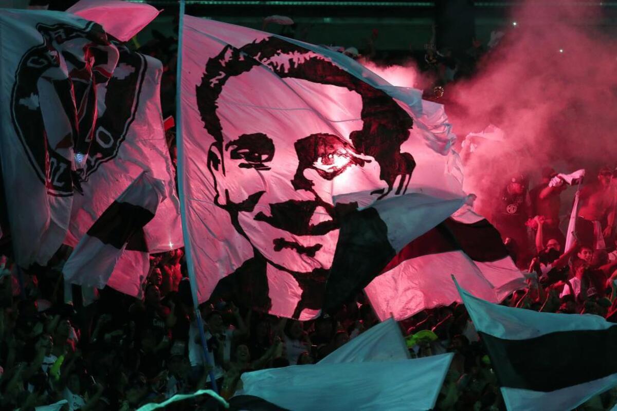 Bandera de la Garra Blanca y David Arellano desplegadas en plena barra de Colo-Colo.