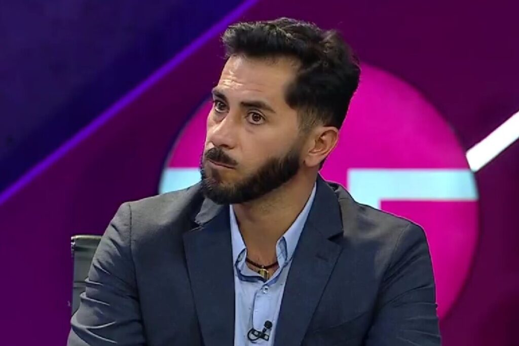 Johnny Herrera con una evidente cara de molestia en el programa Todos Somos Técnicos de TNT Sports.