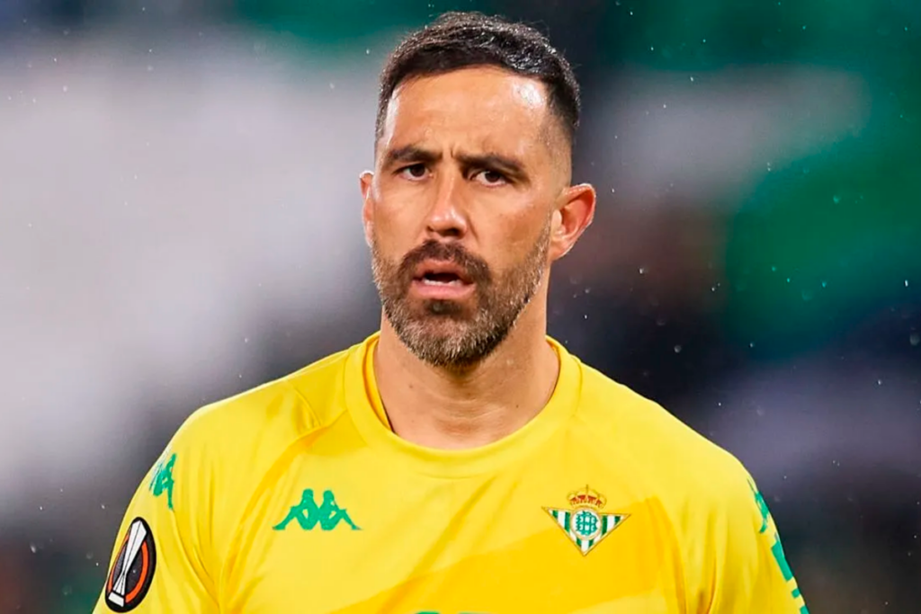 Primer plano a Claudio Bravo mientras defiende la camiseta del Real Betis de España.