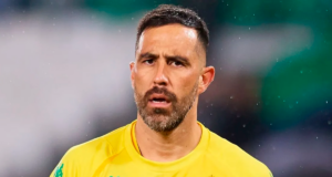 Primer plano a Claudio Bravo mientras defiende la camiseta del Real Betis de España.