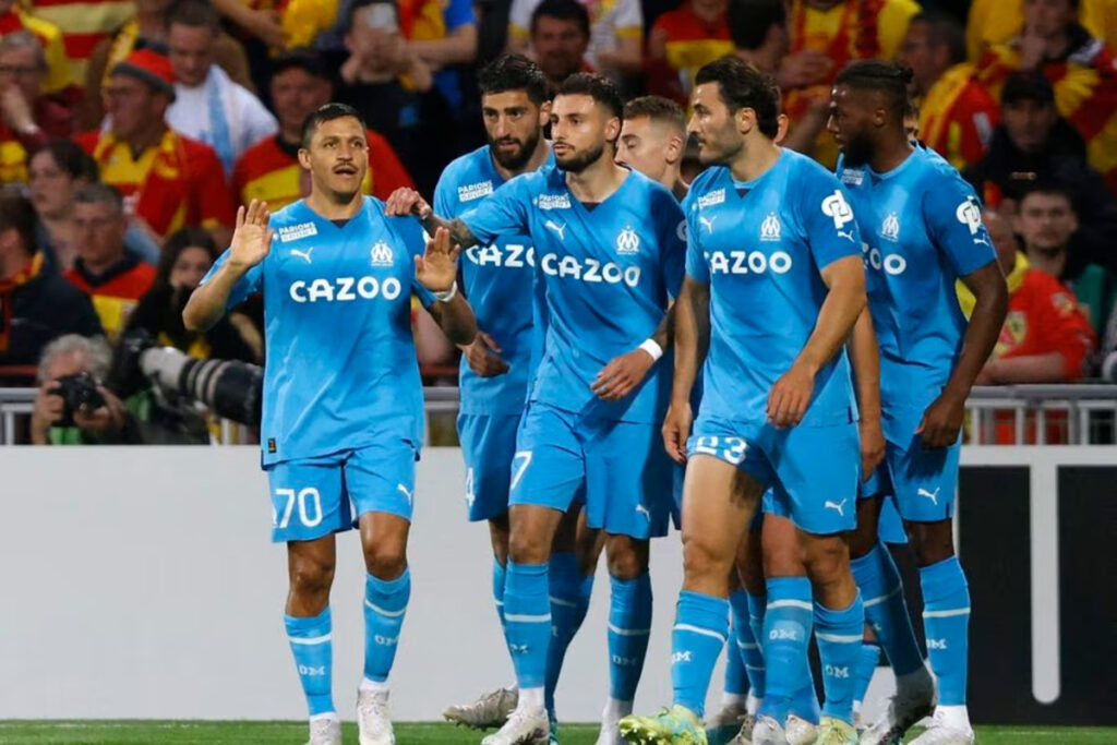 Alexis Sánchez celebrando con sus compañeros su anotación convertida con el Olympique Marsella, que terminó siendo anulada en el partido frente al Lens