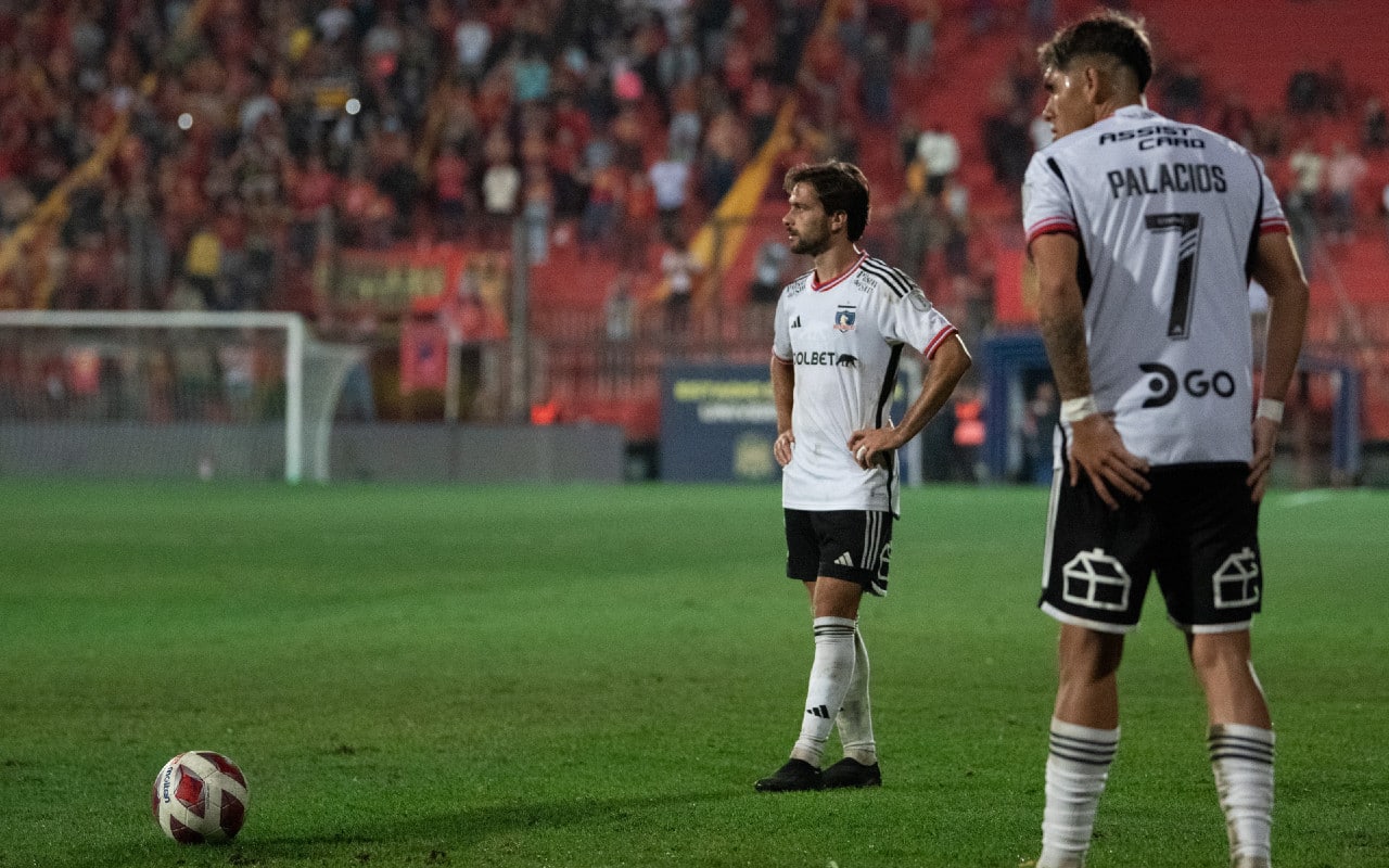 Carlos Palacios y Agustín Bouzat esperando lanzar un tiro libre