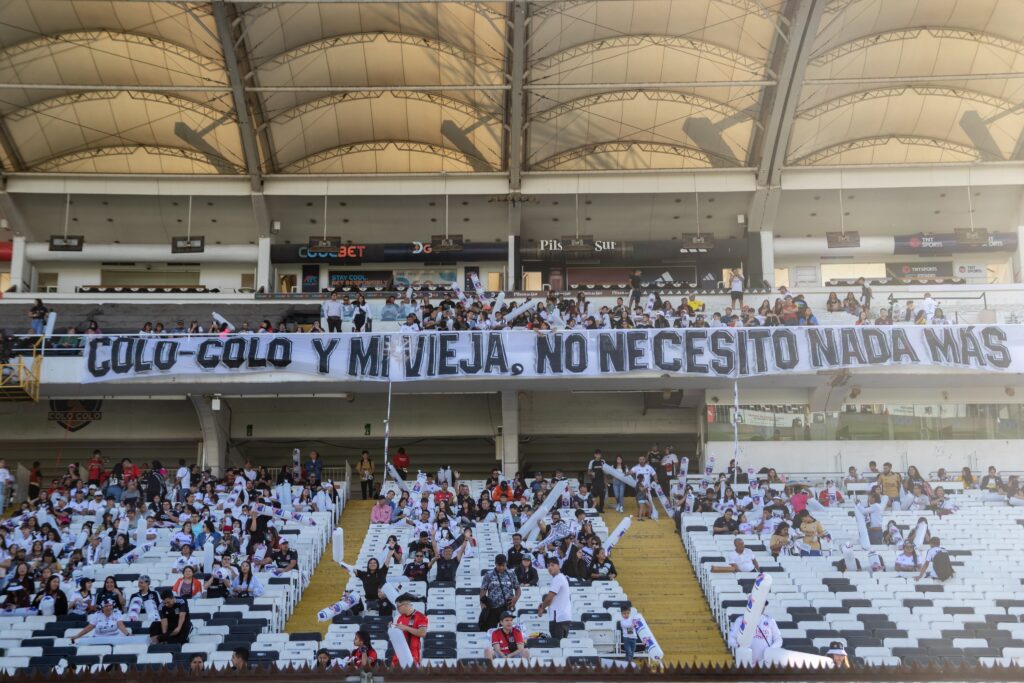 Lienzo puesto por el día de la madre por la Garra Blanca, en el partido de Colo-Colo Femenino frente a Santiago Morning.