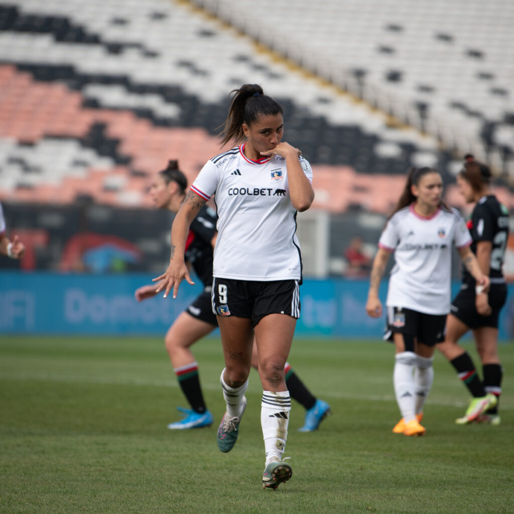 María José Urrutia celebrando su gol con Colo-Colo Femenino frente a Palestino