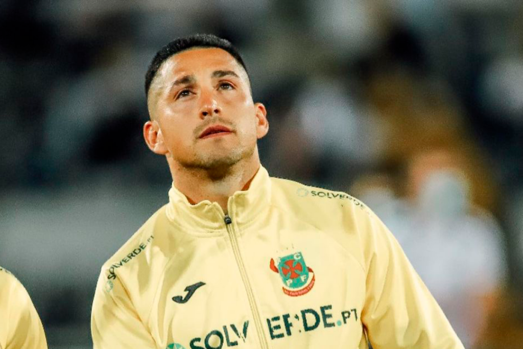 Juan Delgado mirando hacia el horizonte a minutos de defender la camiseta del FC FC Paços de Ferreira.