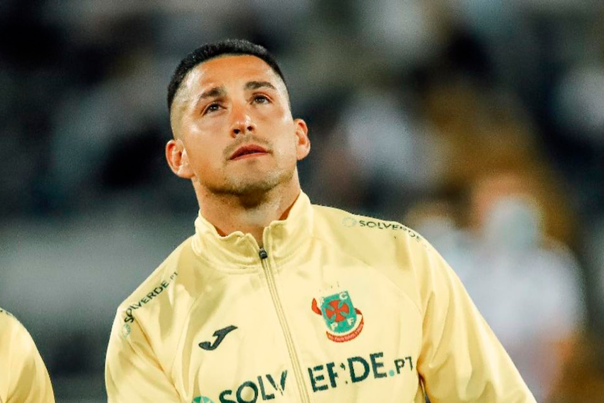 Juan Delgado mirando hacia el horizonte a minutos de defender la camiseta del FC FC Paços de Ferreira.