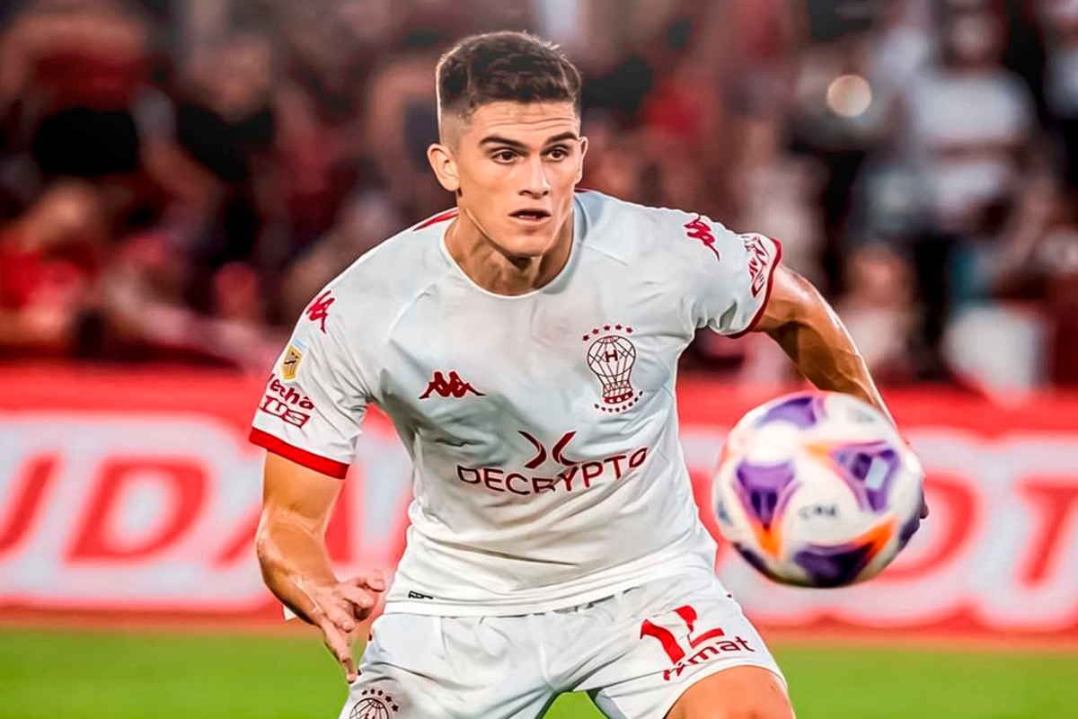 Guillermo Soto disputando un balón con la camiseta de Huracán.