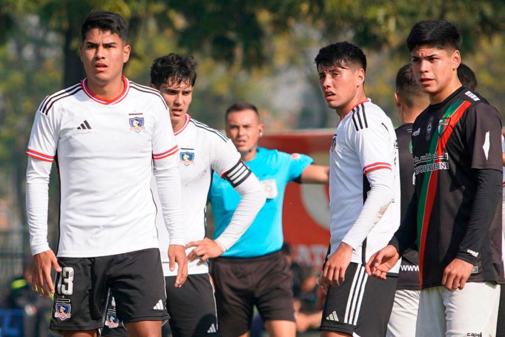 Jugadores de Colo-Colo y Palestino del Fútbol Proyección enfrentándose en el marco del torneo del futbol joven Sub 21.