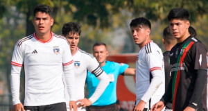 Jugadores de Colo-Colo y Palestino del Fútbol Proyección enfrentándose en el marco del torneo del futbol joven Sub 21.