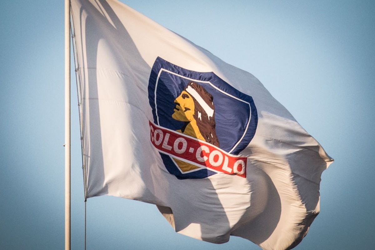 Una bandera de Colo-Colo flameando.