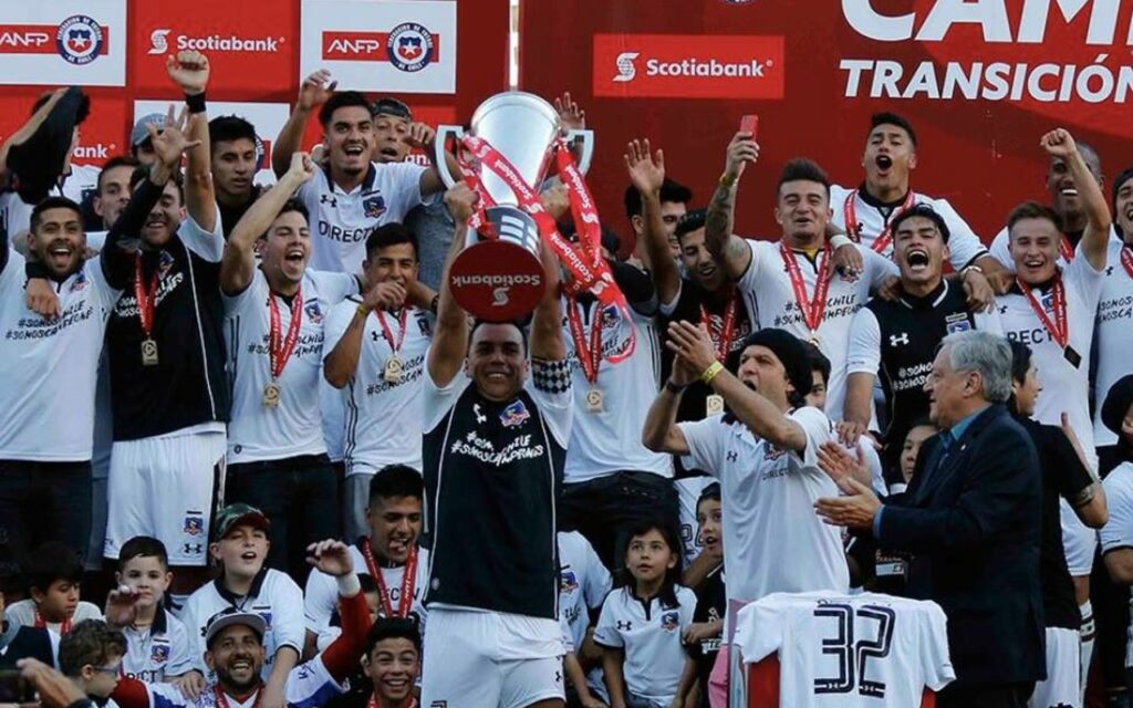 Plantel de Colo Colo levantando el título del 2017