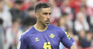 Claudio Bravo dando un pase jugando por el Real Betis