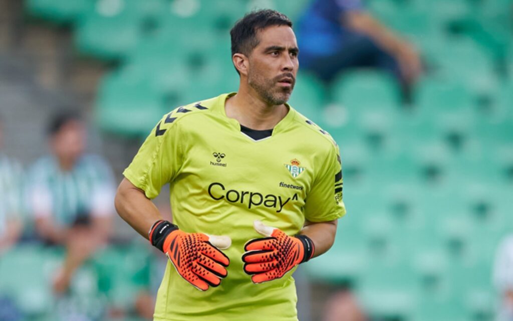 Claudio Bravo en el calentamiento previo del Betis