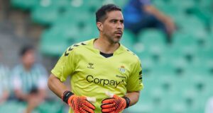 Claudio Bravo en el calentamiento previo del Betis